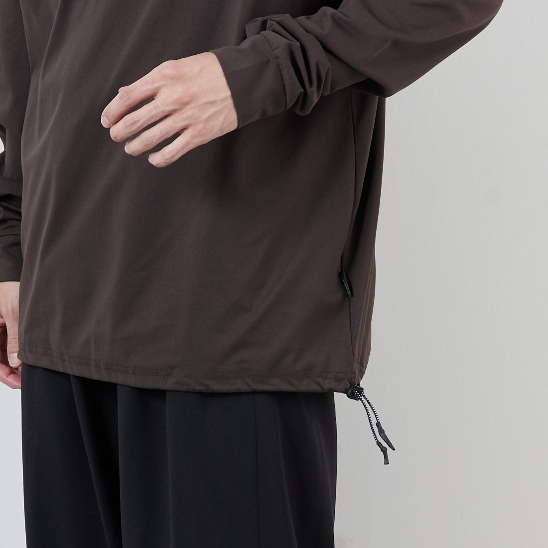 +phenix [プラスフェニックス] 別注 ワンポイント刺繍ロゴ ドローコードTシャツ [POT-25080IN-JF] CHARCOAL &&モデル身長：168cm 着用サイズ：M&&