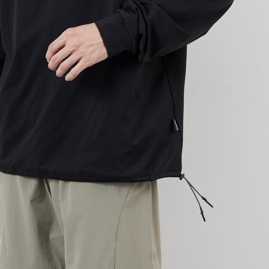 +phenix [プラスフェニックス] 別注 ワンポイント刺繍ロゴ ドローコードTシャツ [POT-25080IN-JF] BLACK &&モデル身長：168cm 着用サイズ：M&&