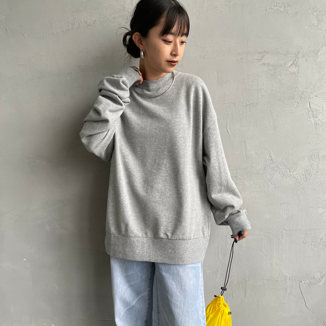 THE SHINZONE [ザ シンゾーン] CLEMENTINE スウェット [25AMSCU14] 06 GRAY &&モデル身長：150cm 着用サイズ：F0&&