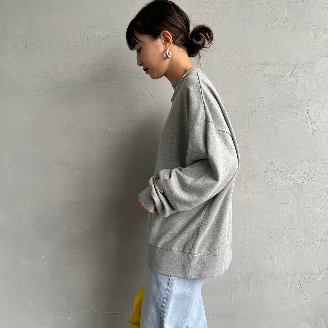 THE SHINZONE [ザ シンゾーン] CLEMENTINE スウェット [25AMSCU14] 06 GRAY &&モデル身長：150cm 着用サイズ：F0&&