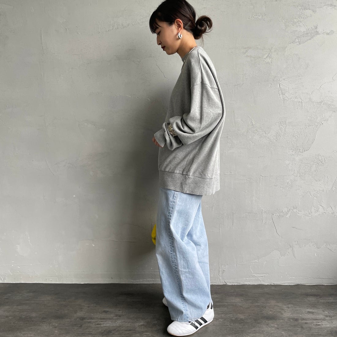 THE SHINZONE [ザ シンゾーン] CLEMENTINE スウェット [25AMSCU14] 06 GRAY &&モデル身長：150cm 着用サイズ：F0&&