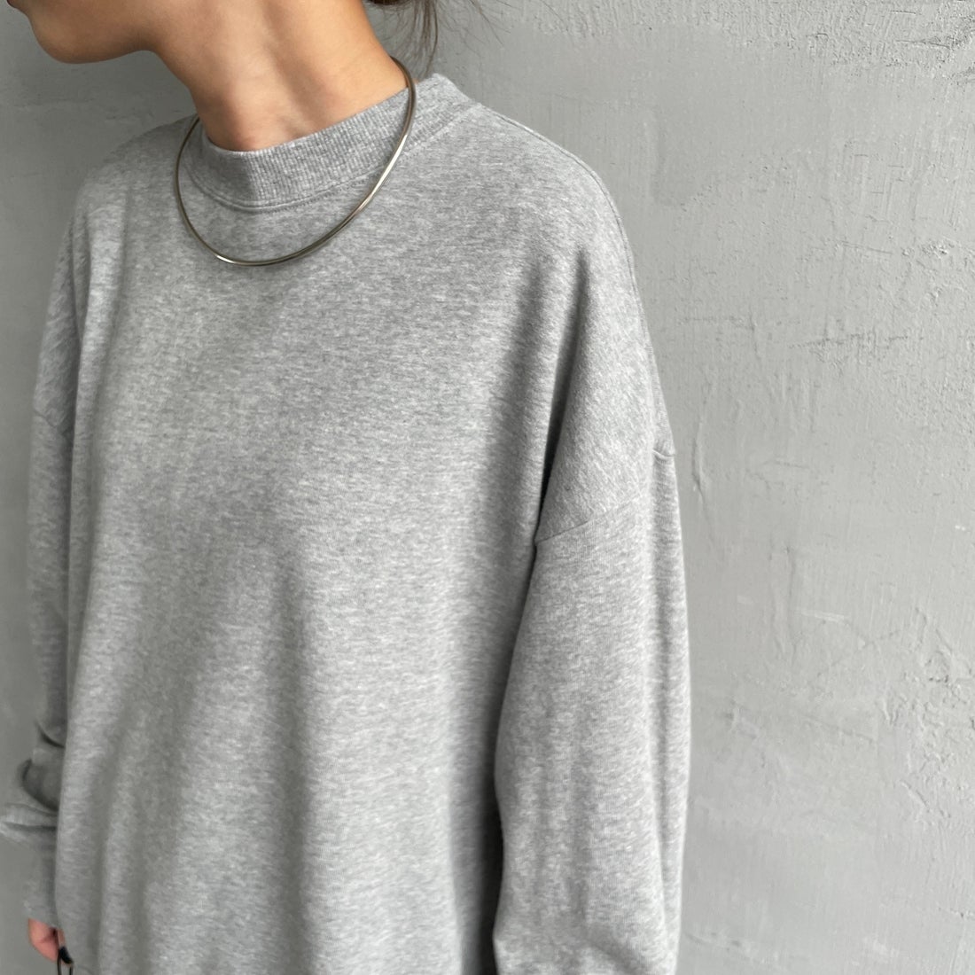 THE SHINZONE [ザ シンゾーン] CLEMENTINE スウェット [25AMSCU14] 06 GRAY &&モデル身長：150cm 着用サイズ：F0&&