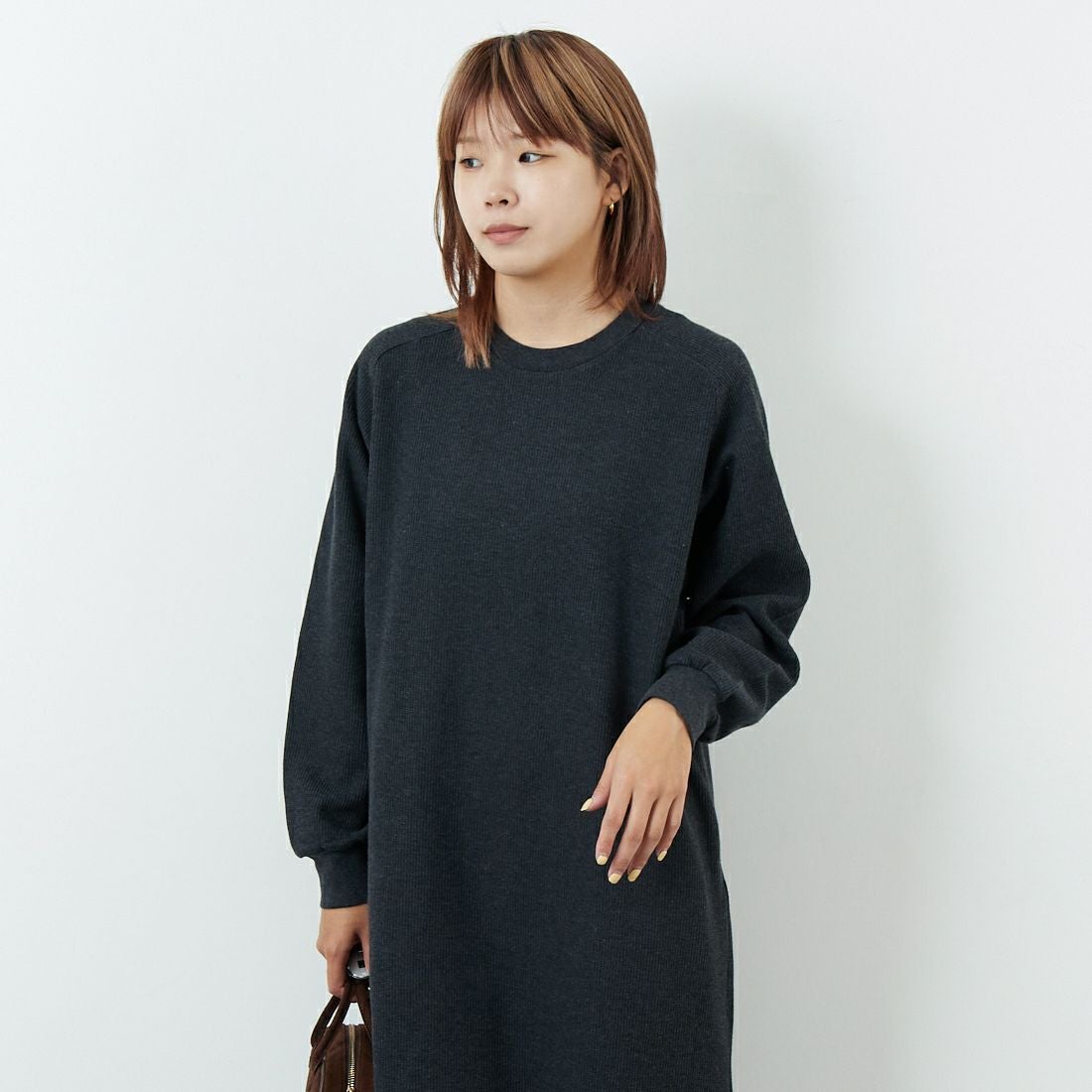 blurhms ROOTSTOCK [ブラームス ルーツストック] ラフ&スムース サーマルクルーネックドレス [BROOTS25F001W] 03 H.CHARC &&モデル身長：167cm 着用サイズ：0&&