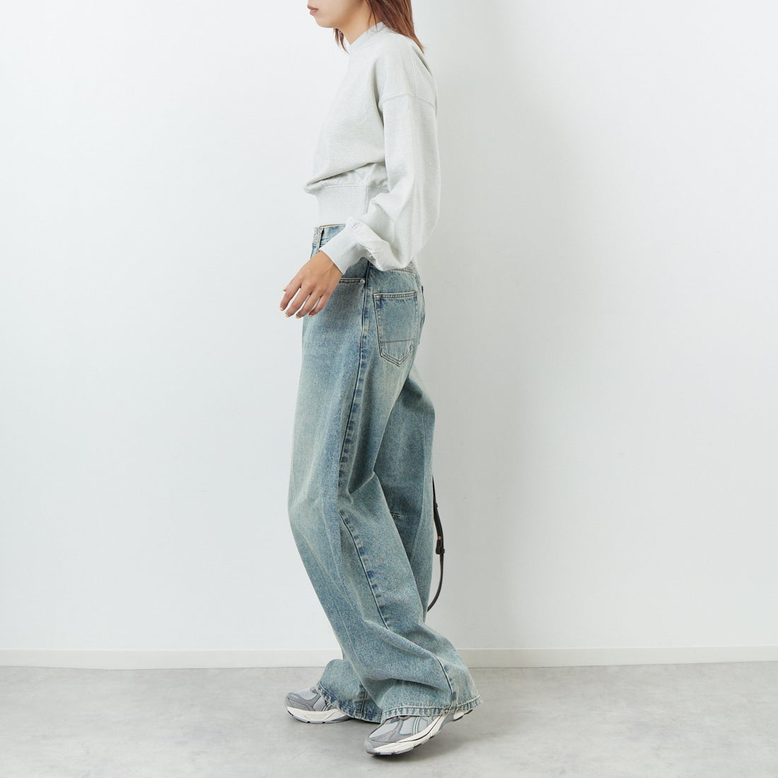 emmi [エミ] ラメ裏毛ショートスウェットトップス [13WCT254065] LGRY &&モデル身長：167cm 着用サイズ：F&&