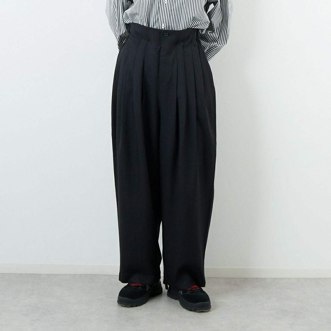 mizuiro ind [ミズイロインド] ハイウエストタックパンツ [3-260077] 99 BLACK &&モデル身長：162cm 着用サイズ：F&&