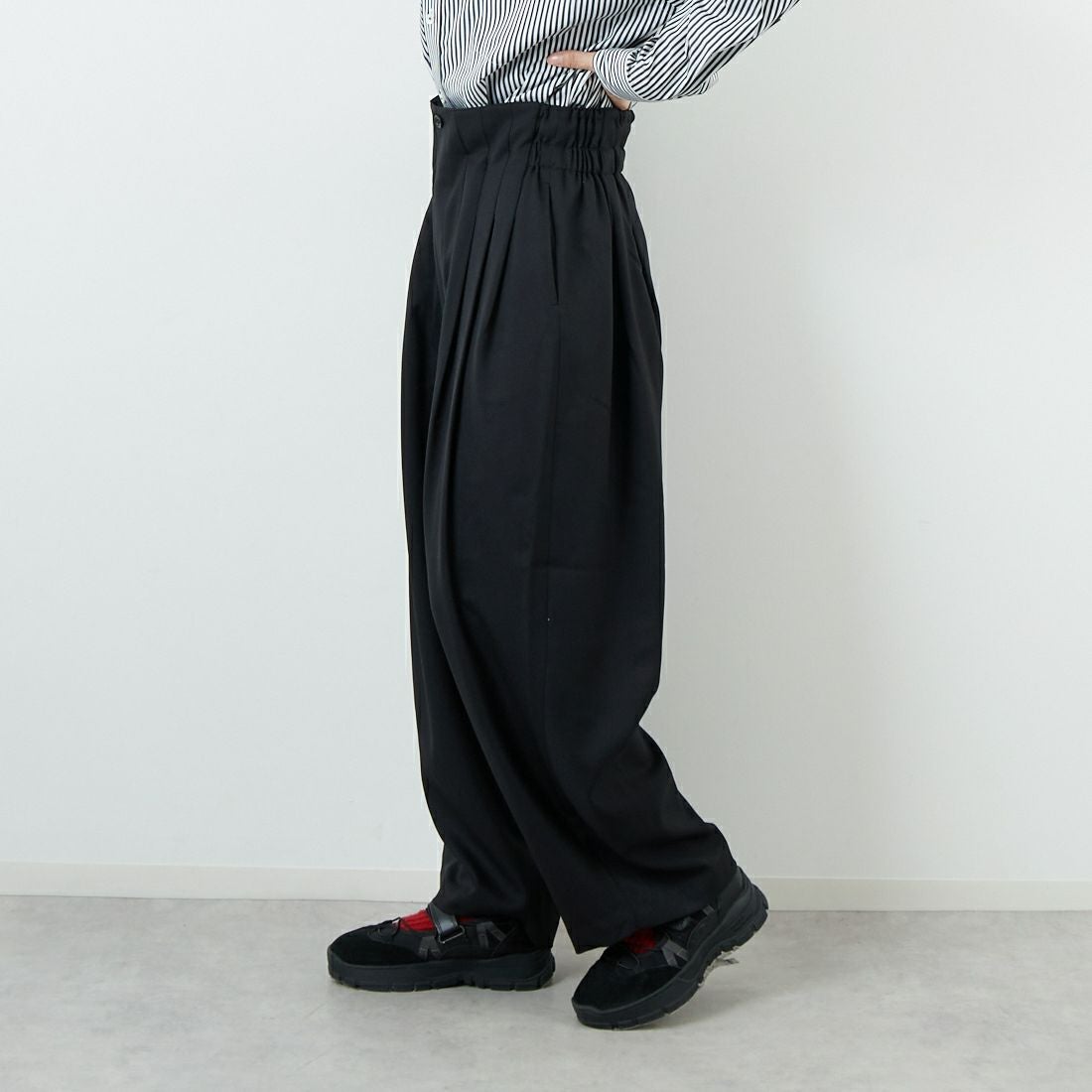 mizuiro ind [ミズイロインド] ハイウエストタックパンツ [3-260077] 99 BLACK &&モデル身長：162cm 着用サイズ：F&&