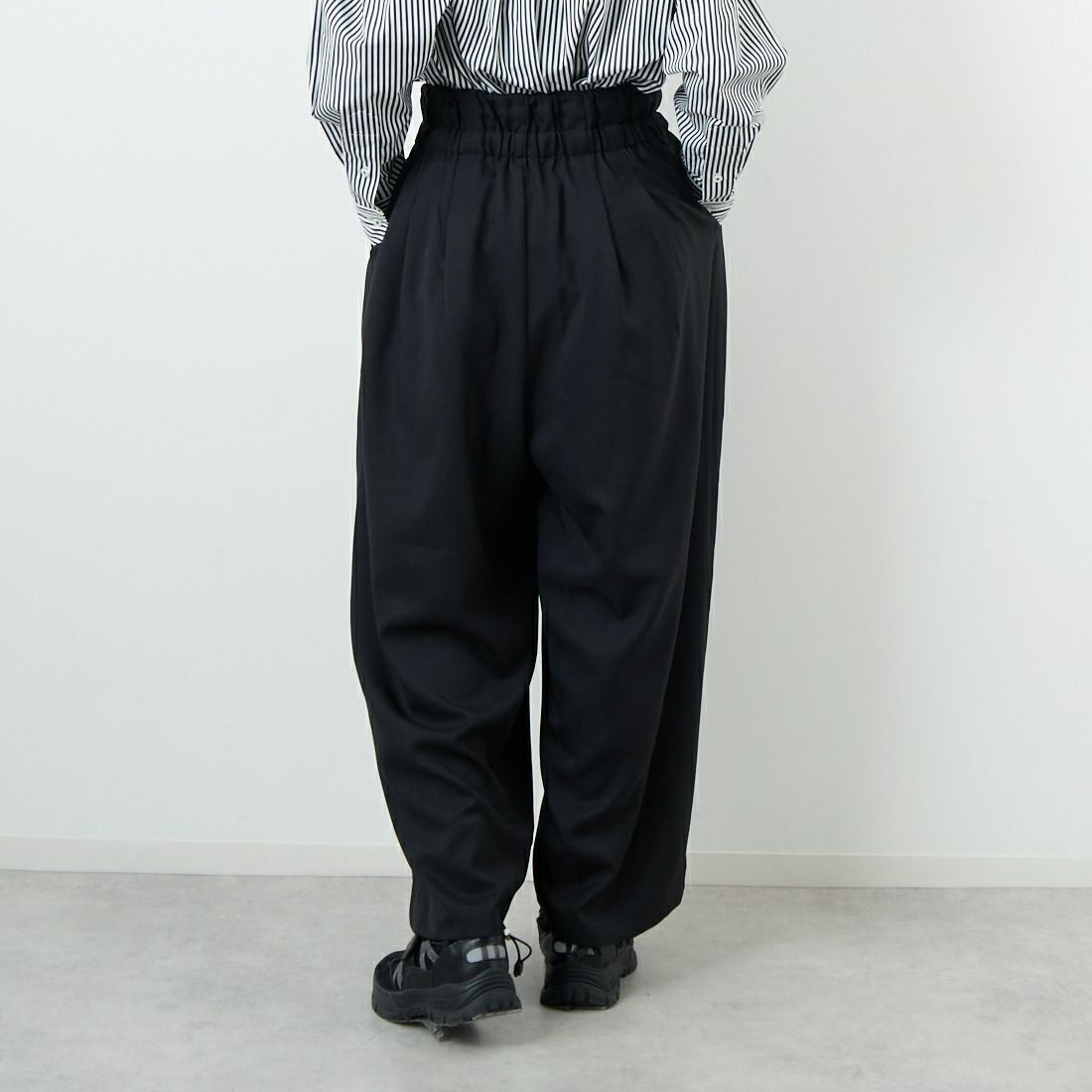 mizuiro ind [ミズイロインド] ハイウエストタックパンツ [3-260077] 99 BLACK &&モデル身長：162cm 着用サイズ：F&&