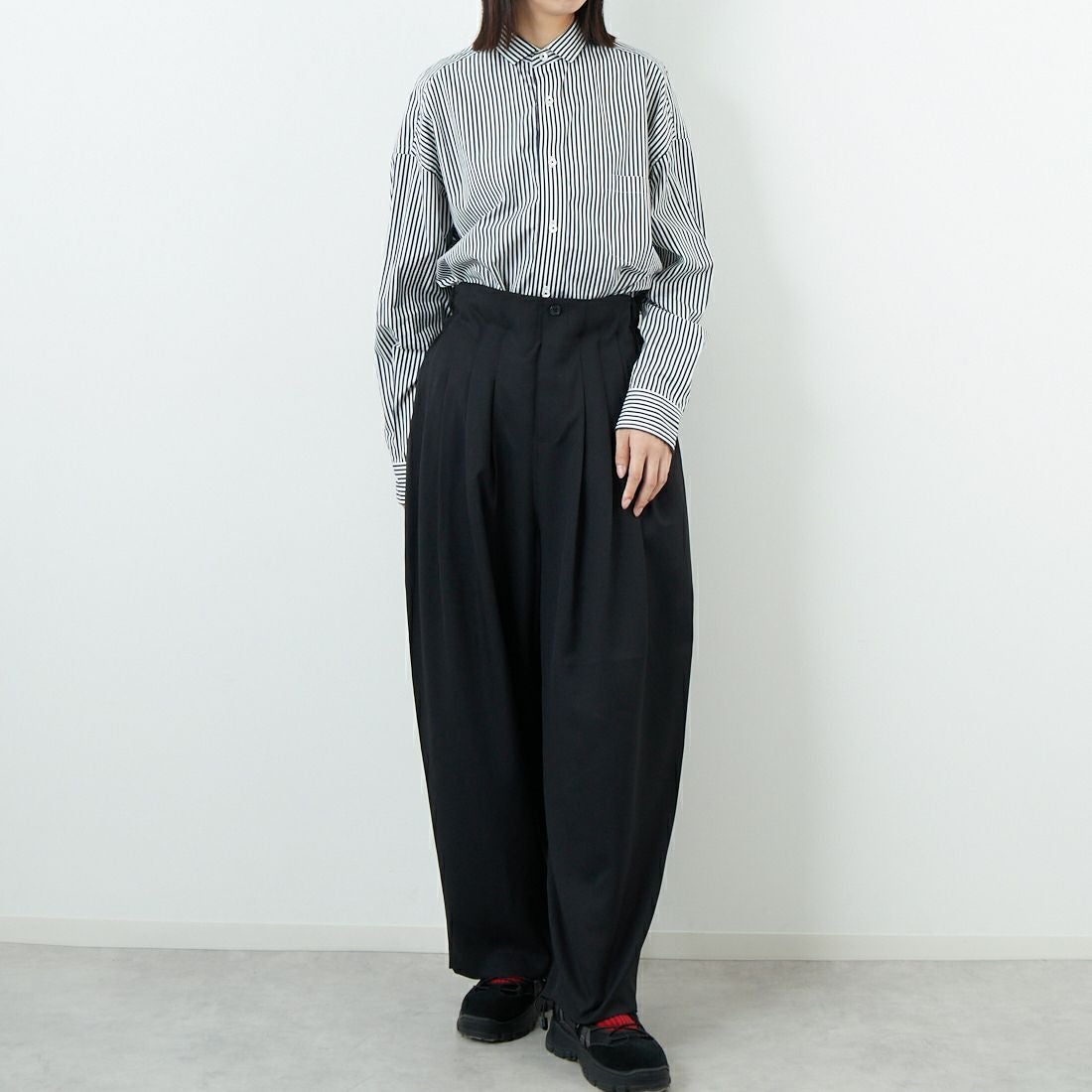 mizuiro ind [ミズイロインド] ハイウエストタックパンツ [3-260077] 99 BLACK &&モデル身長：162cm 着用サイズ：F&&