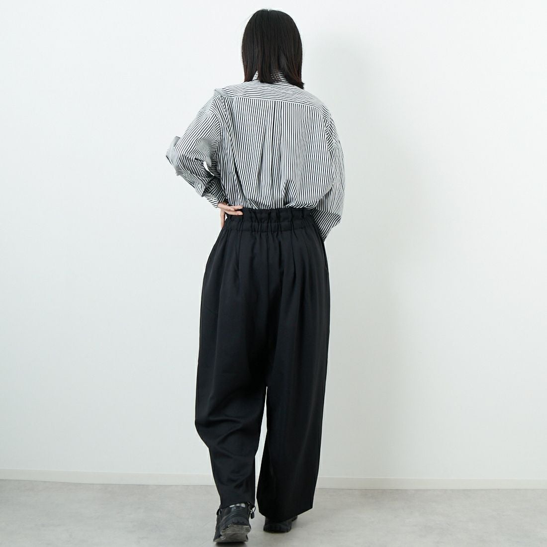 mizuiro ind [ミズイロインド] ハイウエストタックパンツ [3-260077] 99 BLACK &&モデル身長：162cm 着用サイズ：F&&