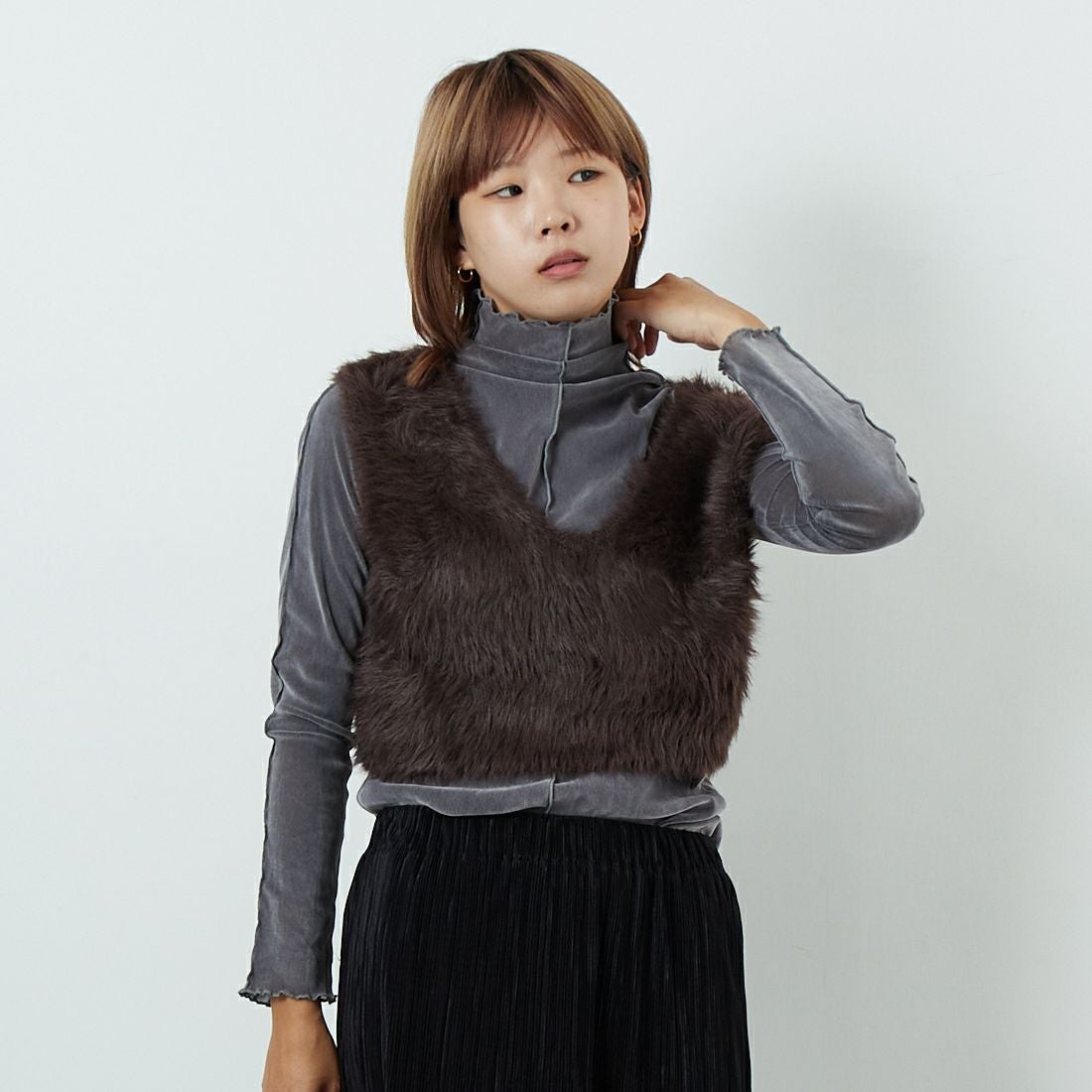 DIGNITE COLLIER [ディニテコリエ] フェザーニットベスト [80256024] 036 ﾌﾞﾗｳﾝ &&モデル身長：167cm 着用サイズ：F&&