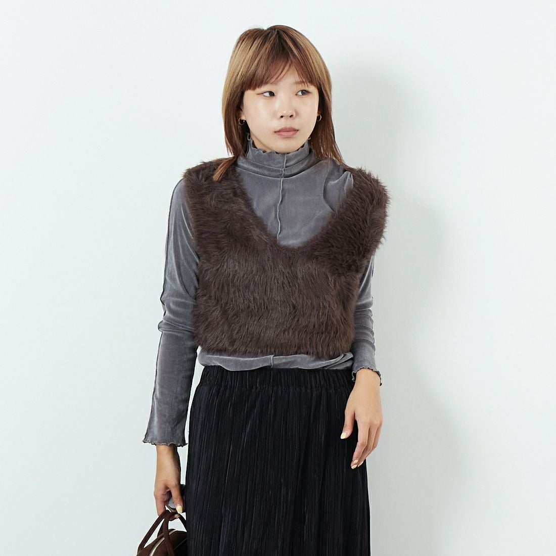 DIGNITE COLLIER [ディニテコリエ] フェザーニットベスト [80256024] 036 ﾌﾞﾗｳﾝ &&モデル身長：167cm 着用サイズ：F&&