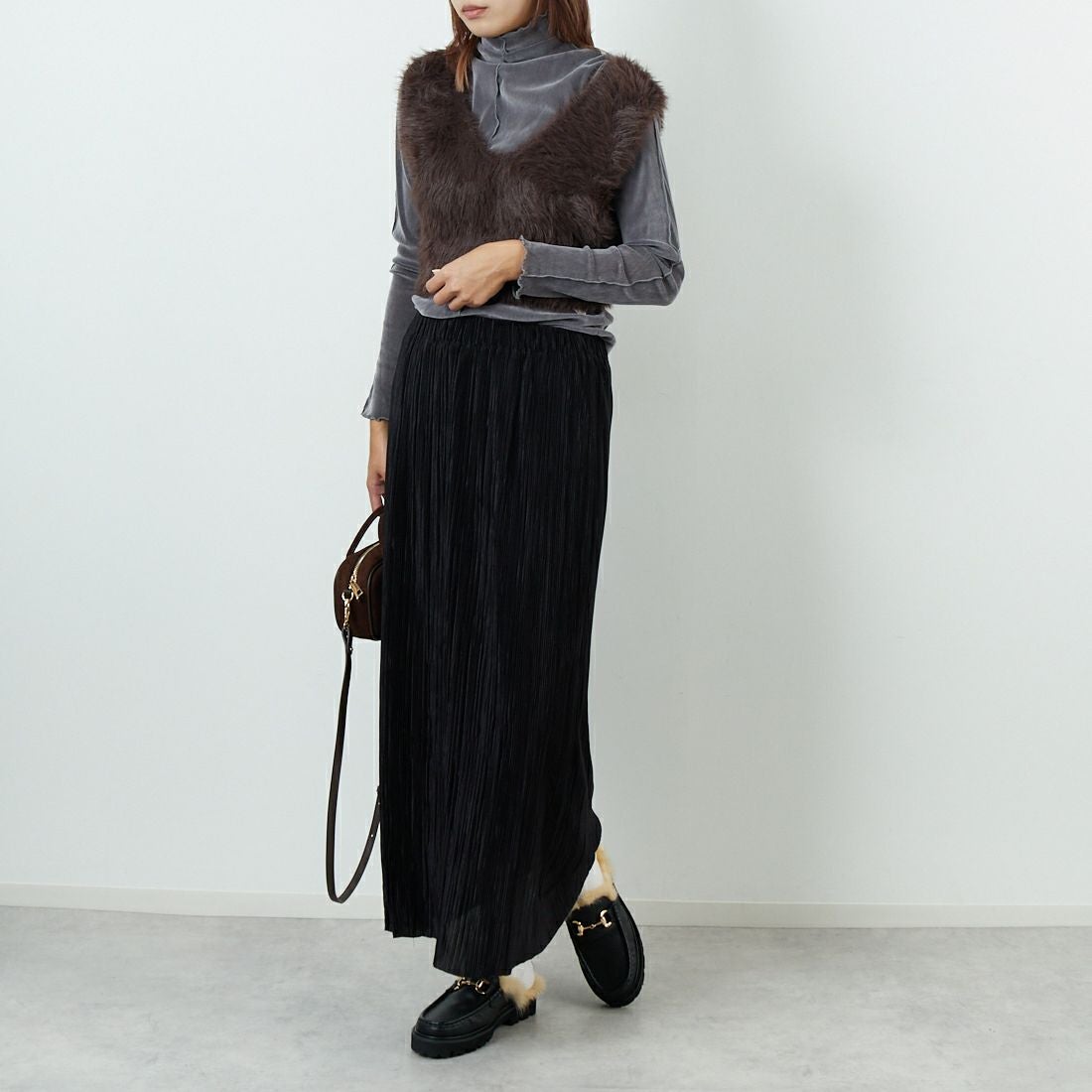 DIGNITE COLLIER [ディニテコリエ] フェザーニットベスト [80256024] 036 ﾌﾞﾗｳﾝ &&モデル身長：167cm 着用サイズ：F&&