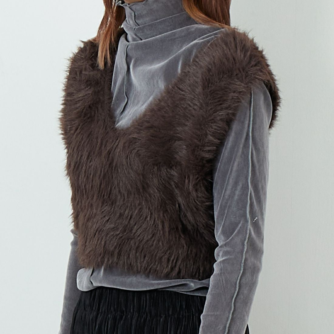 DIGNITE COLLIER [ディニテコリエ] フェザーニットベスト [80256024] 036 ﾌﾞﾗｳﾝ &&モデル身長：167cm 着用サイズ：F&&