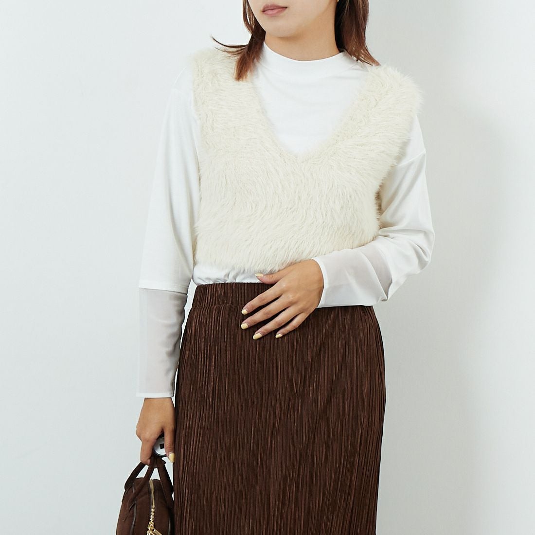 DIGNITE COLLIER [ディニテコリエ] フェザーニットベスト [80256024] 032 ｱｲﾎﾞﾘｰ &&モデル身長：167cm 着用サイズ：F&&