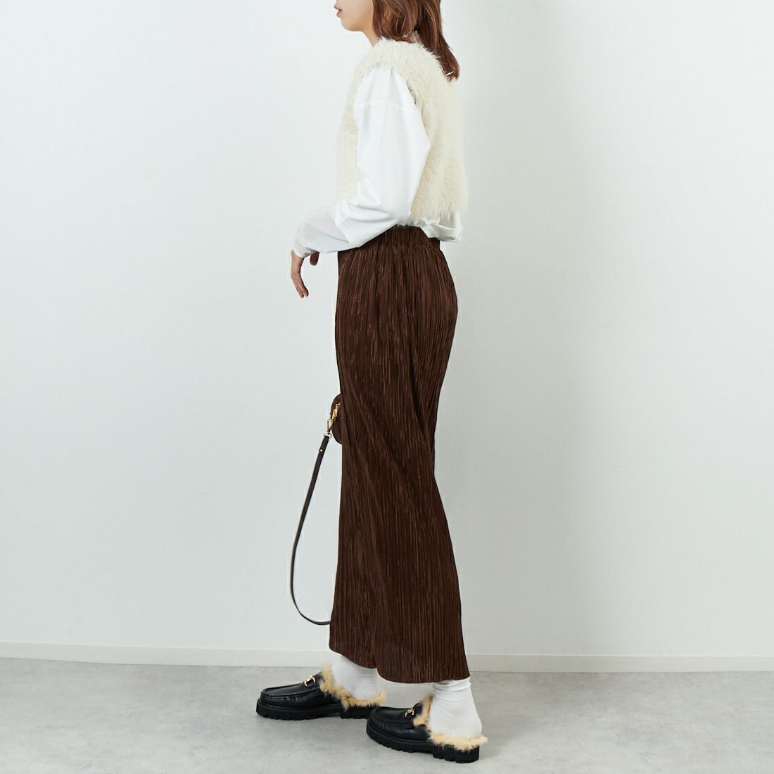 DIGNITE COLLIER [ディニテコリエ] フェザーニットベスト [80256024] 032 ｱｲﾎﾞﾘｰ &&モデル身長：167cm 着用サイズ：F&&