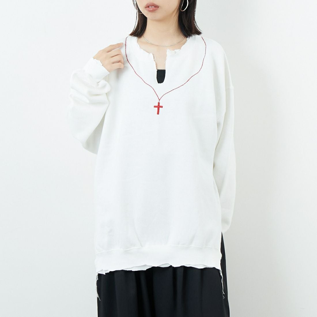 THRIFTY LOOK [スリフティールック] ロザリオクルーネックスウェット [TL25F021] WHITE &&モデル身長：162cm 着用サイズ：L&&