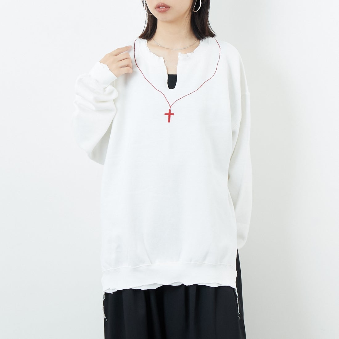 THRIFTY LOOK [スリフティールック] ロザリオクルーネックスウェット [TL25F021] WHITE &&モデル身長：162cm 着用サイズ：L&&
