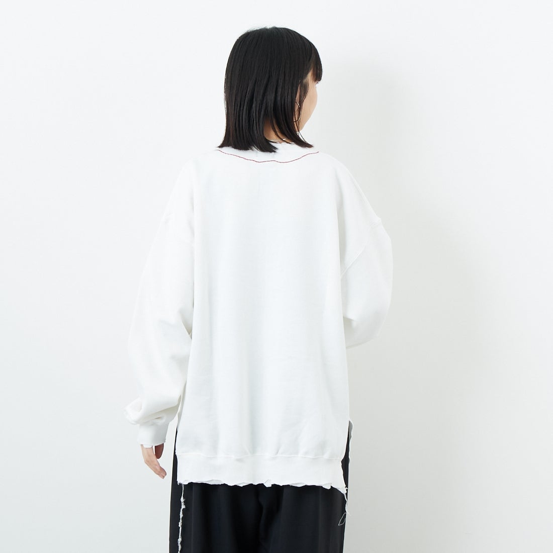 THRIFTY LOOK [スリフティールック] ロザリオクルーネックスウェット [TL25F021] WHITE &&モデル身長：162cm 着用サイズ：L&&