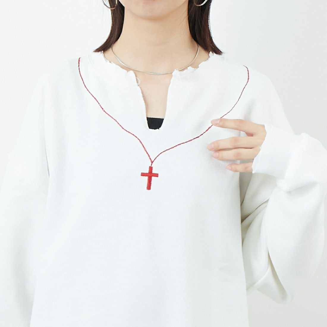 THRIFTY LOOK [スリフティールック] ロザリオクルーネックスウェット [TL25F021] WHITE &&モデル身長：162cm 着用サイズ：L&&