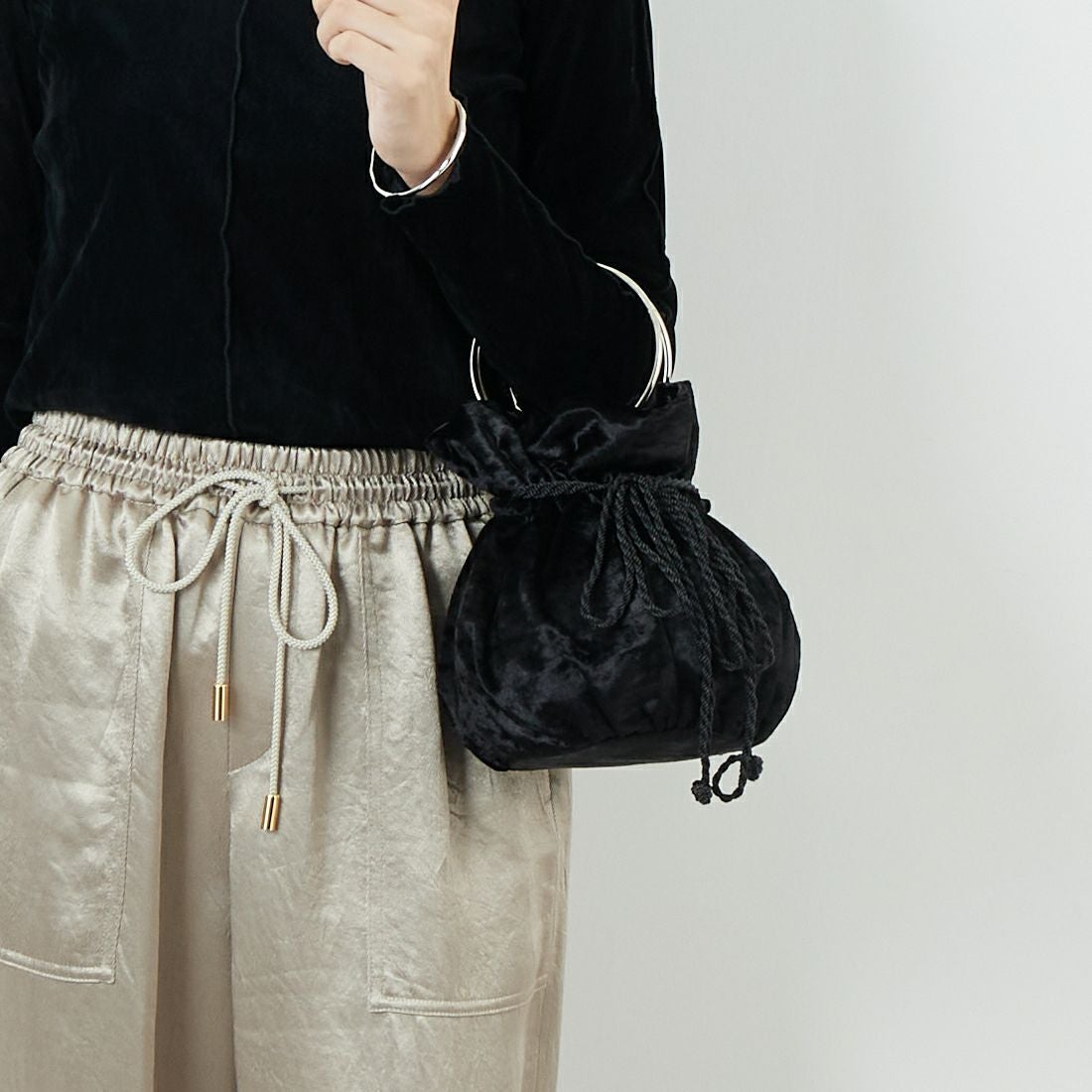 BAGMATI [バグマティ] メタルリングハンドルポーチ [AN-241249] BLACK