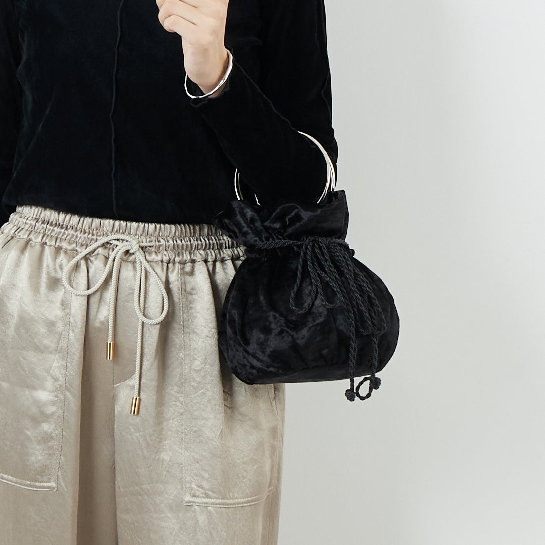 BAGMATI [バグマティ] メタルリングハンドルポーチ [AN-241249] BLACK