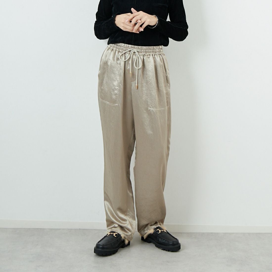 MICA&DEAL [マイカアンドディール] クラッシュサテンパラシュートパンツ [0125303240] BEIGE &&モデル身長：162cm 着用サイズ：F&&