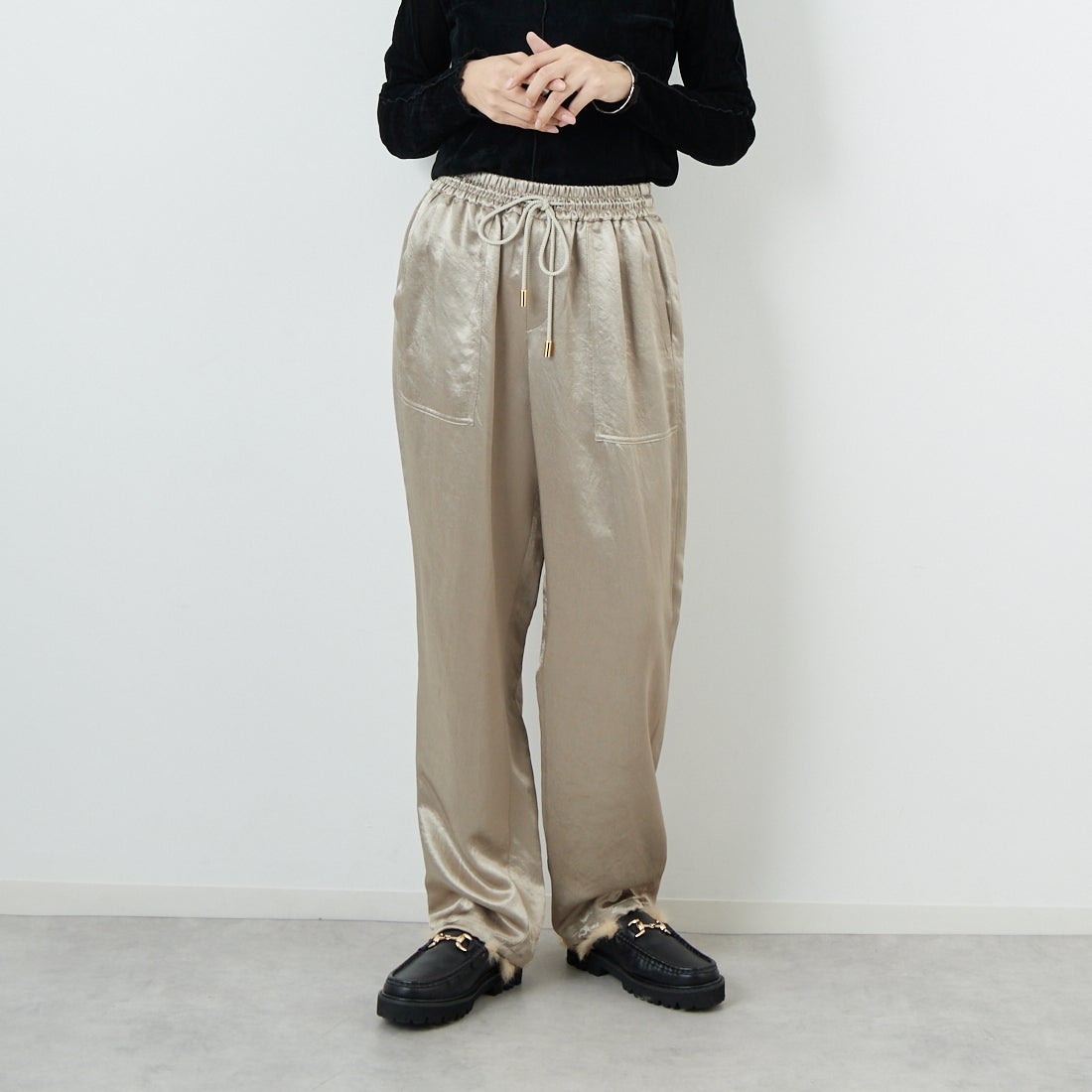 MICA&DEAL [マイカアンドディール] クラッシュサテンパラシュートパンツ [0125303240] BEIGE &&モデル身長：162cm 着用サイズ：F&&