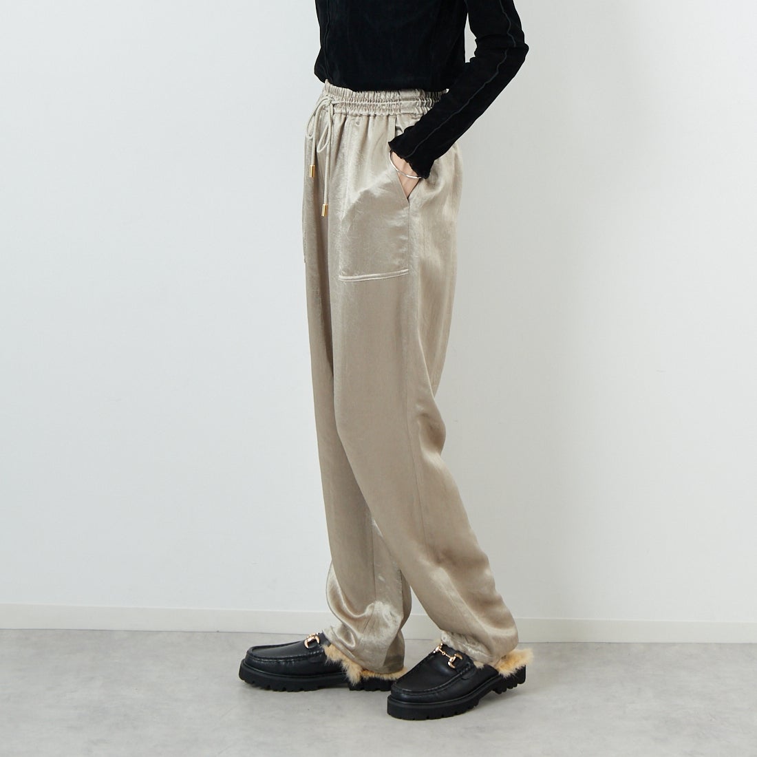 MICA&DEAL [マイカアンドディール] クラッシュサテンパラシュートパンツ [0125303240] BEIGE &&モデル身長：162cm 着用サイズ：F&&