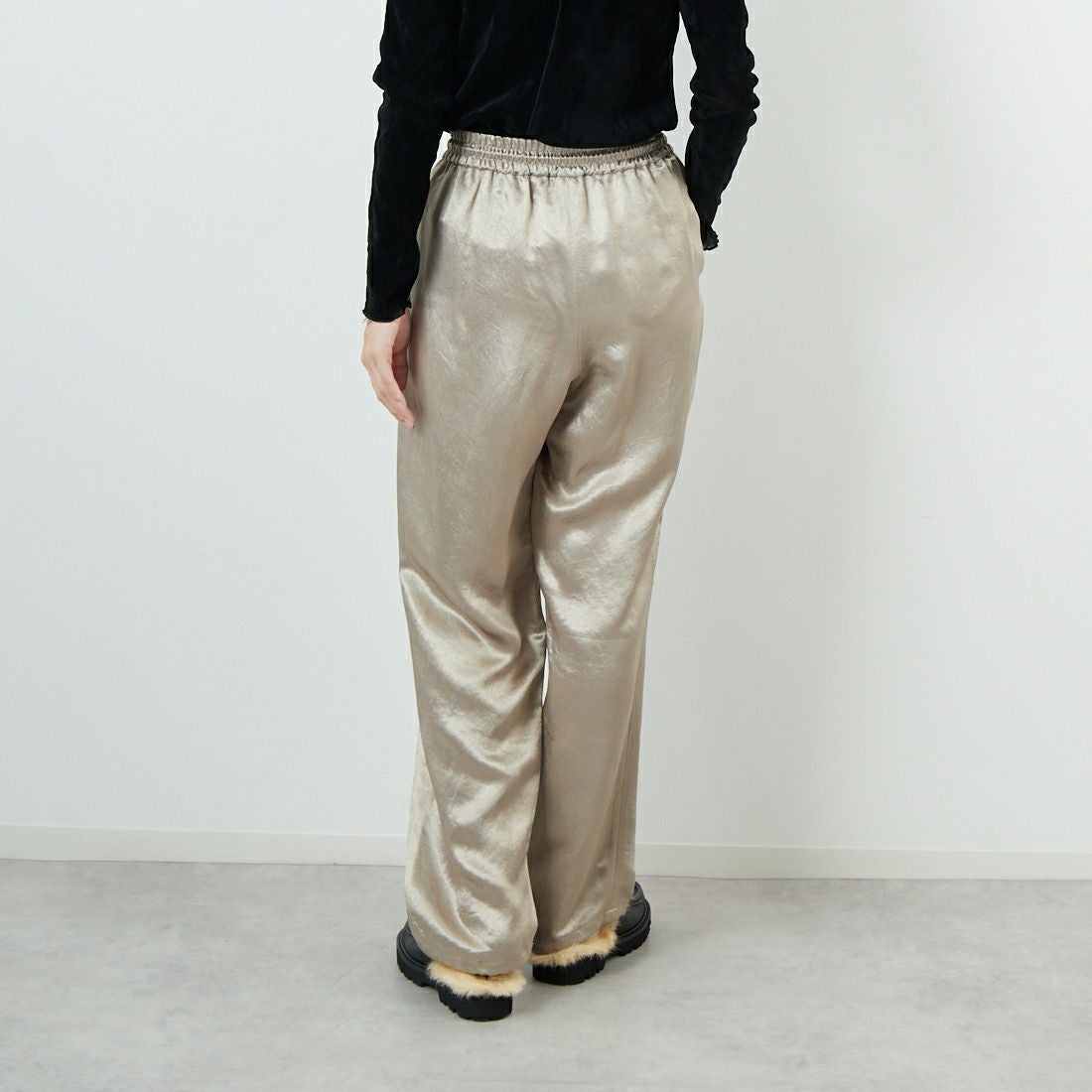 MICA&DEAL [マイカアンドディール] クラッシュサテンパラシュートパンツ [0125303240] BEIGE &&モデル身長：162cm 着用サイズ：F&&