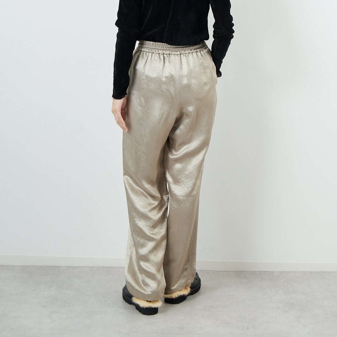 MICA&DEAL [マイカアンドディール] クラッシュサテンパラシュートパンツ [0125303240] BEIGE &&モデル身長：162cm 着用サイズ：F&&