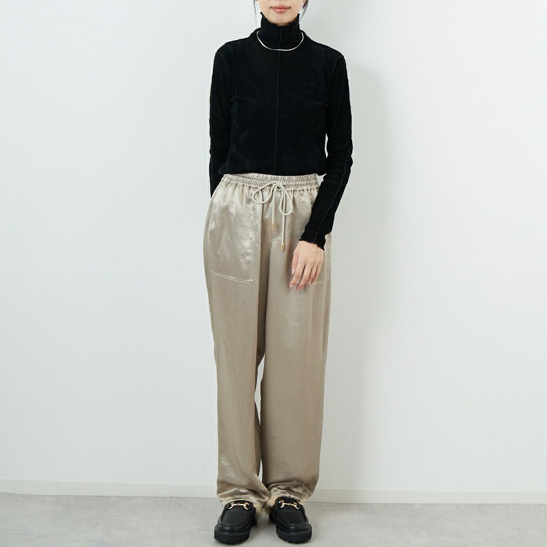 MICA&DEAL [マイカアンドディール] クラッシュサテンパラシュートパンツ [0125303240] BEIGE &&モデル身長：162cm 着用サイズ：F&&