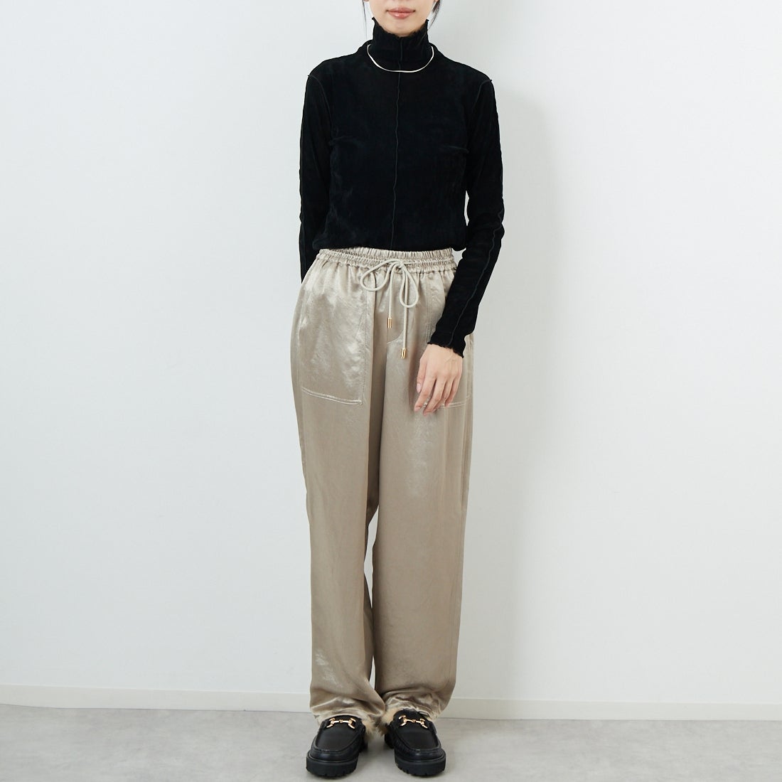 MICA&DEAL [マイカアンドディール] クラッシュサテンパラシュートパンツ [0125303240] BEIGE &&モデル身長：162cm 着用サイズ：F&&