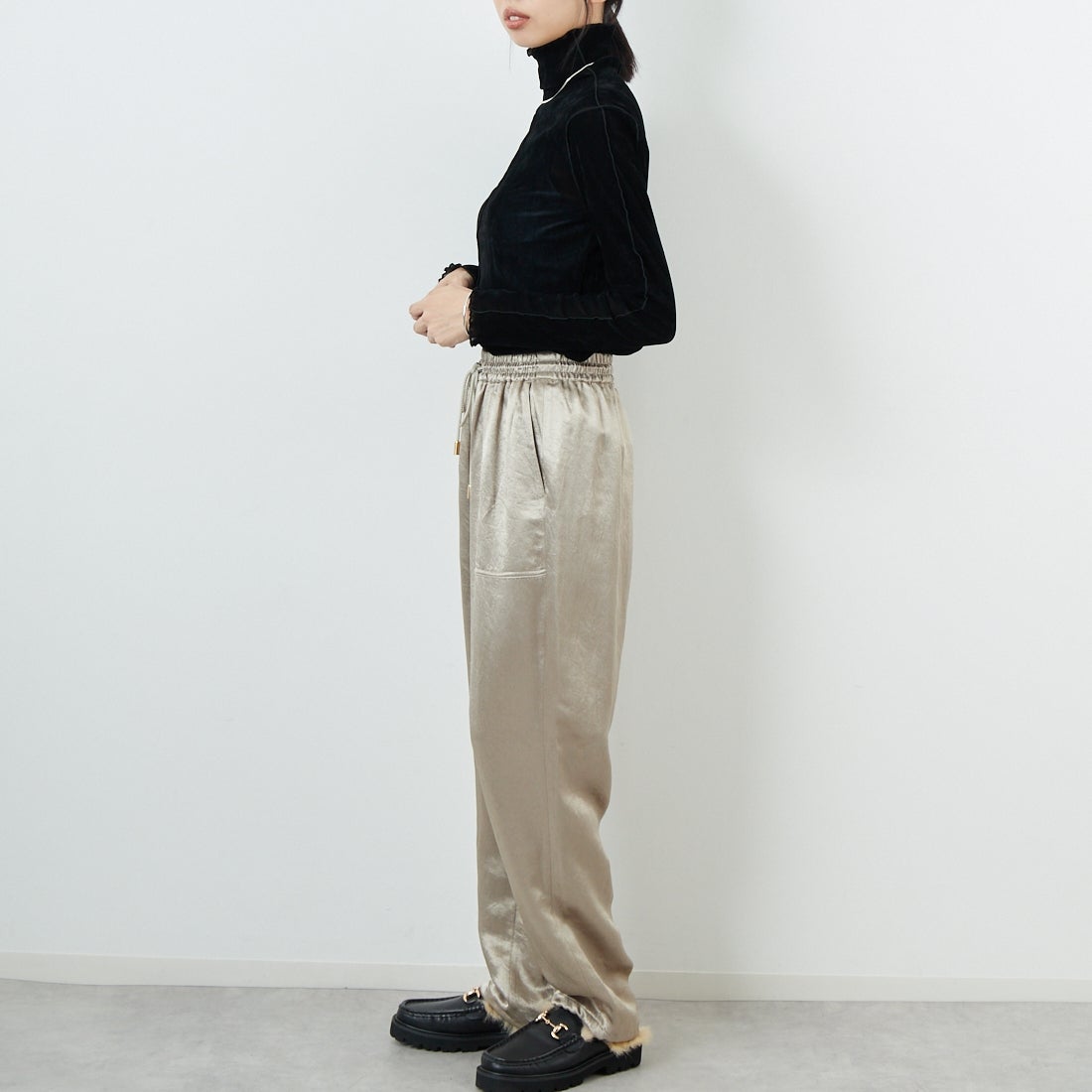 MICA&DEAL [マイカアンドディール] クラッシュサテンパラシュートパンツ [0125303240] BEIGE &&モデル身長：162cm 着用サイズ：F&&