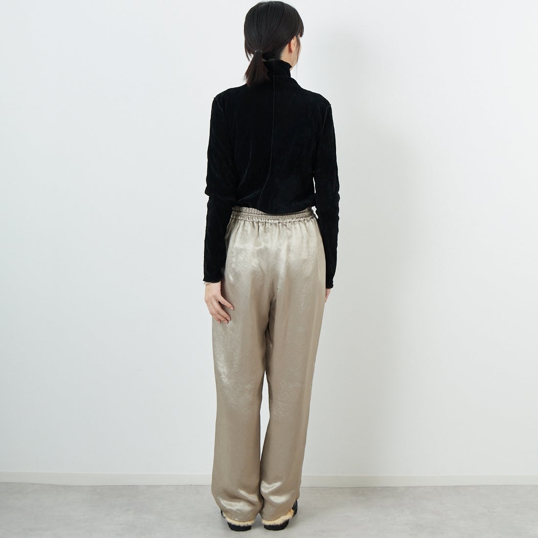 MICA&DEAL [マイカアンドディール] クラッシュサテンパラシュートパンツ [0125303240] BEIGE &&モデル身長：162cm 着用サイズ：F&&