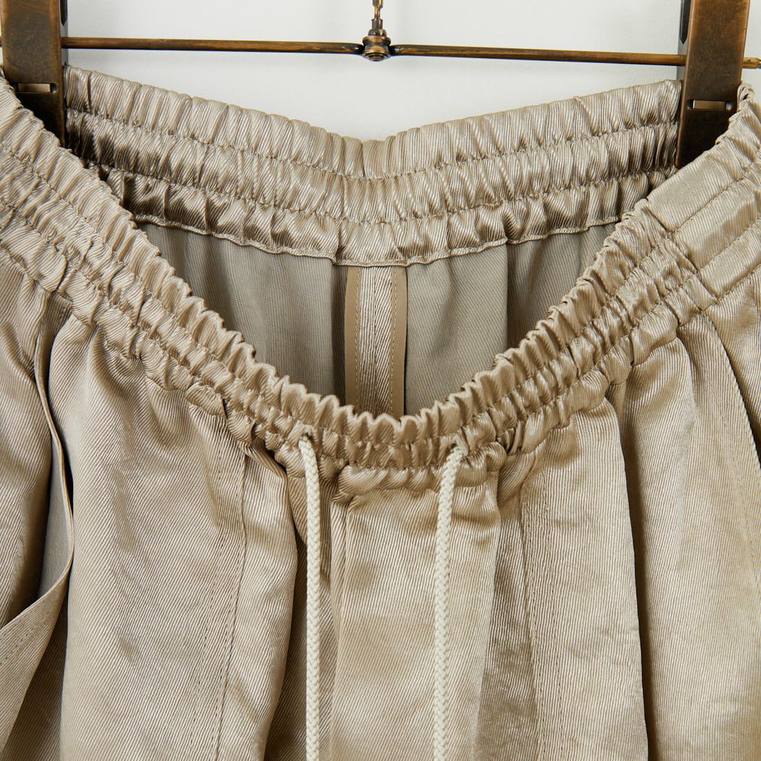 MICA&DEAL [マイカアンドディール] クラッシュサテンパラシュートパンツ [0125303240] BEIGE