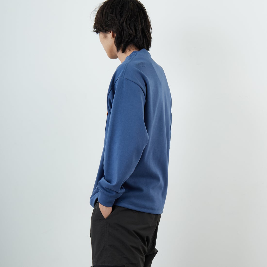UNIVERSAL OVERALL [ユニバーサルオーバーオール] 別注 ドローコード付き ポンチロングスリーブTシャツ [U2533230IN-JF] BLUE &&モデル身長：179cm 着用サイズ：M&&