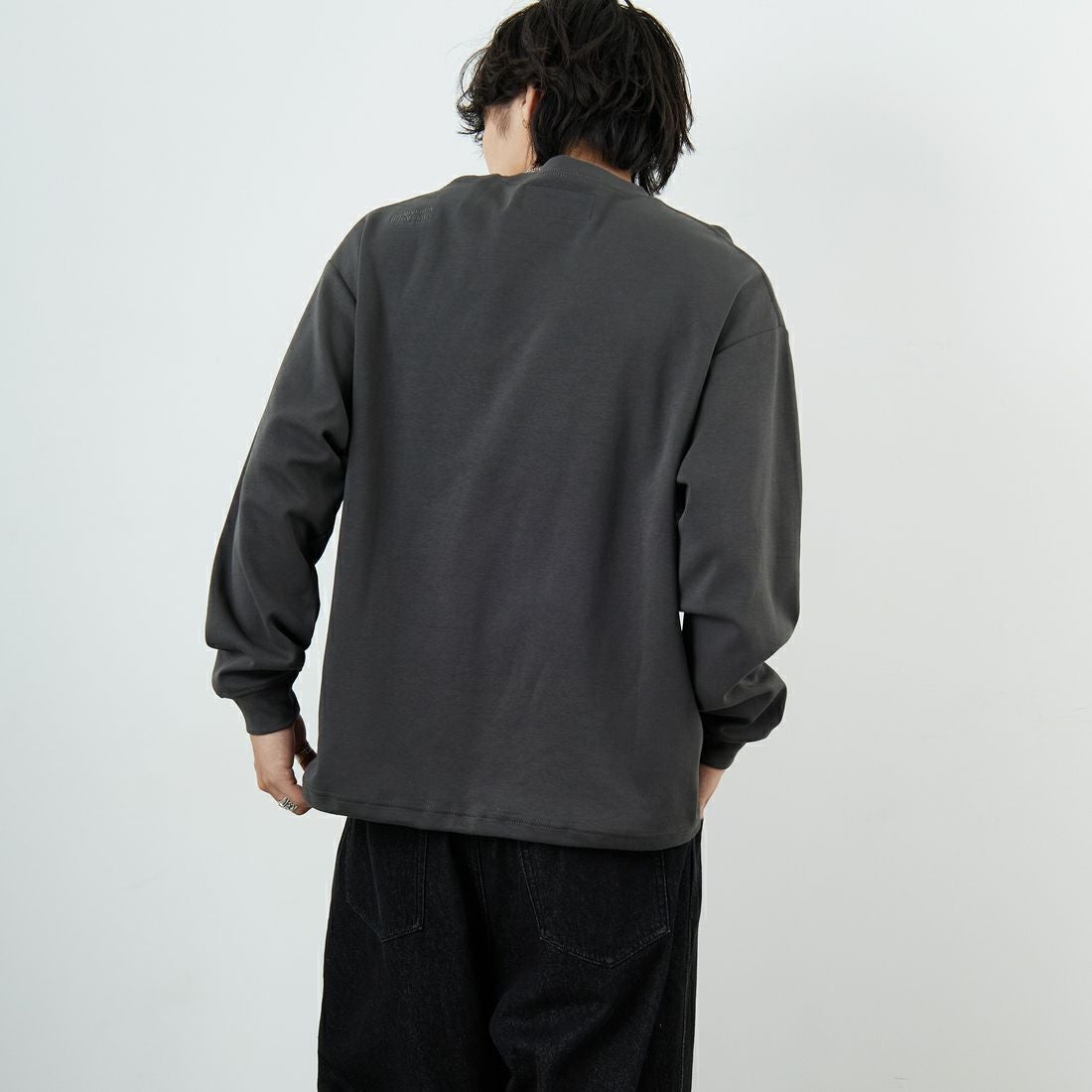UNIVERSAL OVERALL [ユニバーサルオーバーオール] 別注 ドローコード付き ポンチロングスリーブTシャツ [U2533230IN-JF] CHARCOAL &&モデル身長：179cm 着用サイズ：L&&