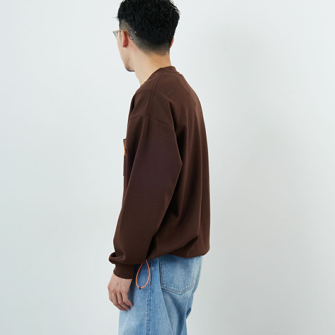 UNIVERSAL OVERALL [ユニバーサルオーバーオール] 別注 ドローコード付き ポンチロングスリーブTシャツ [U2533230IN-JF] BROWN &&モデル身長：168cm 着用サイズ：L&&