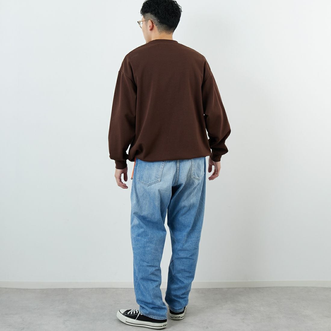 UNIVERSAL OVERALL [ユニバーサルオーバーオール] 別注 ドローコード付き ポンチロングスリーブTシャツ [U2533230IN-JF] BROWN &&モデル身長：168cm 着用サイズ：L&&