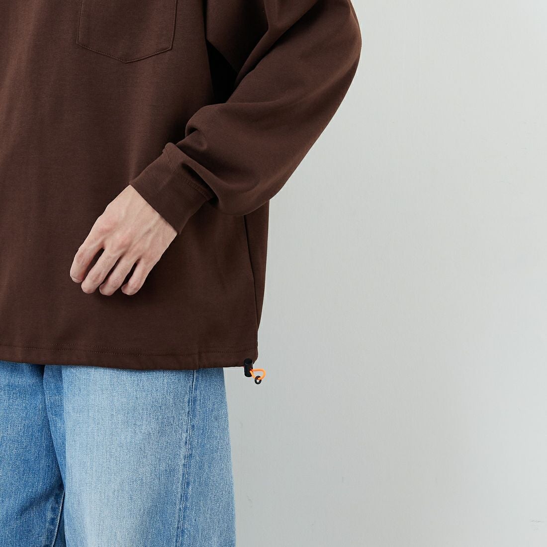 UNIVERSAL OVERALL [ユニバーサルオーバーオール] 別注 ドローコード付き ポンチロングスリーブTシャツ [U2533230IN-JF] BROWN &&モデル身長：168cm 着用サイズ：L&&