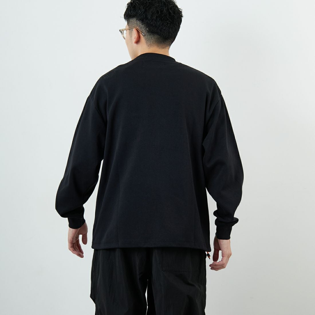 UNIVERSAL OVERALL [ユニバーサルオーバーオール] 別注 ドローコード付き ポンチロングスリーブTシャツ [U2533230IN-JF] BLACK &&モデル身長：168cm 着用サイズ：M&&