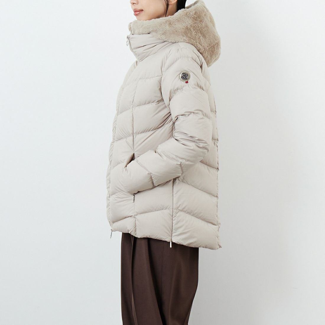 CAPE HORN [ケープホーン] ALVAREZ ダウンジャケット [B2566] 107 SAFARI &&モデル身長：162cm 着用サイズ：40&&