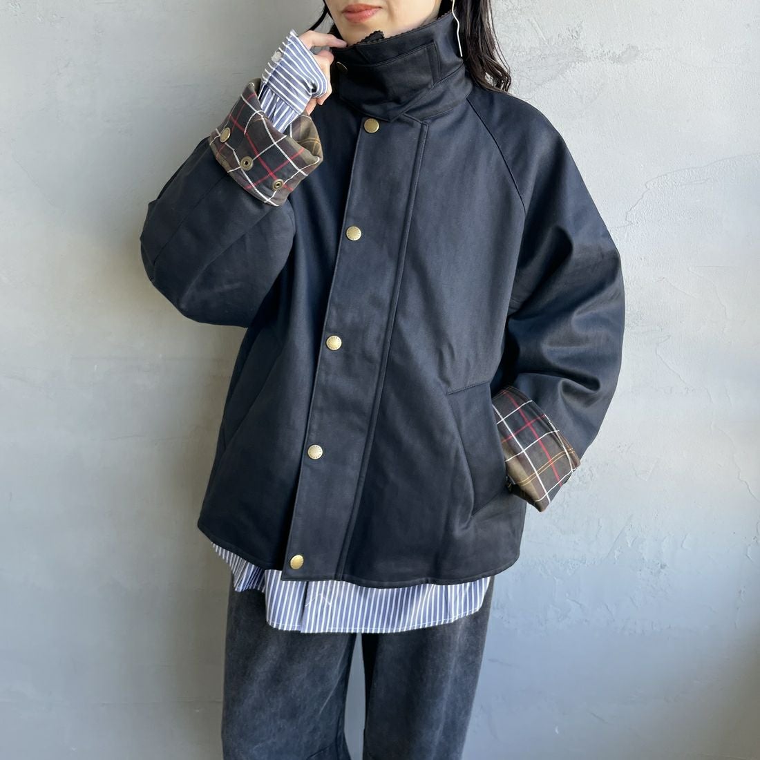 Barbour [バブアー] 別注 中綿入り TRANSPORT コーデュラデニム トランスポートジャケット [MCAS204-JF] BLACK&&モデル身長：160cm 着用サイズ：36&&