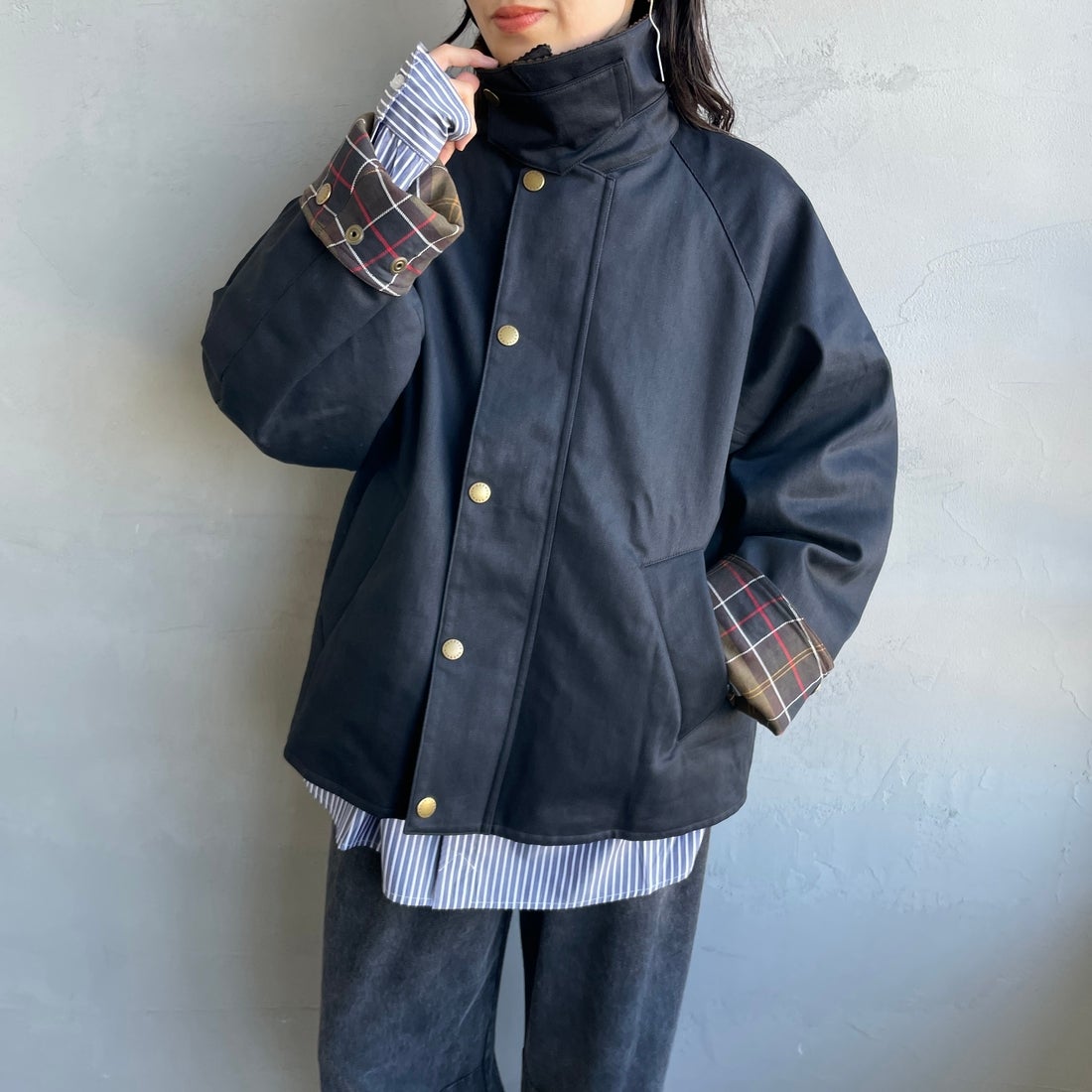 Barbour [バブアー] 別注 中綿入り TRANSPORT コーデュラデニム トランスポートジャケット [MCAS204-JF] BLACK&&モデル身長：160cm 着用サイズ：36&&