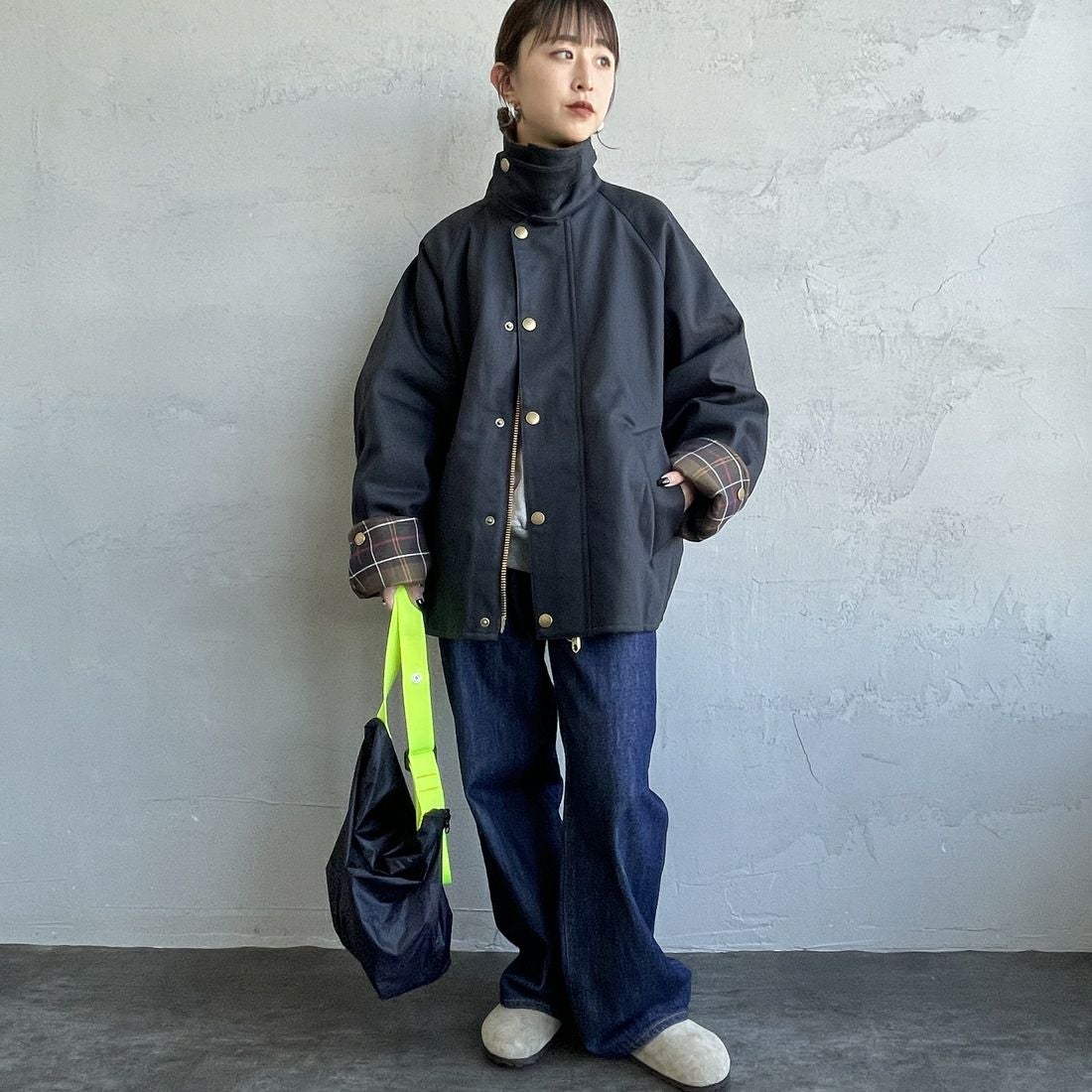 Barbour [バブアー] 別注 中綿入り TRANSPORT コーデュラデニム トランスポートジャケット [MCAS204-JF] BLACK&&モデル身長：150cm 着用サイズ：36&&