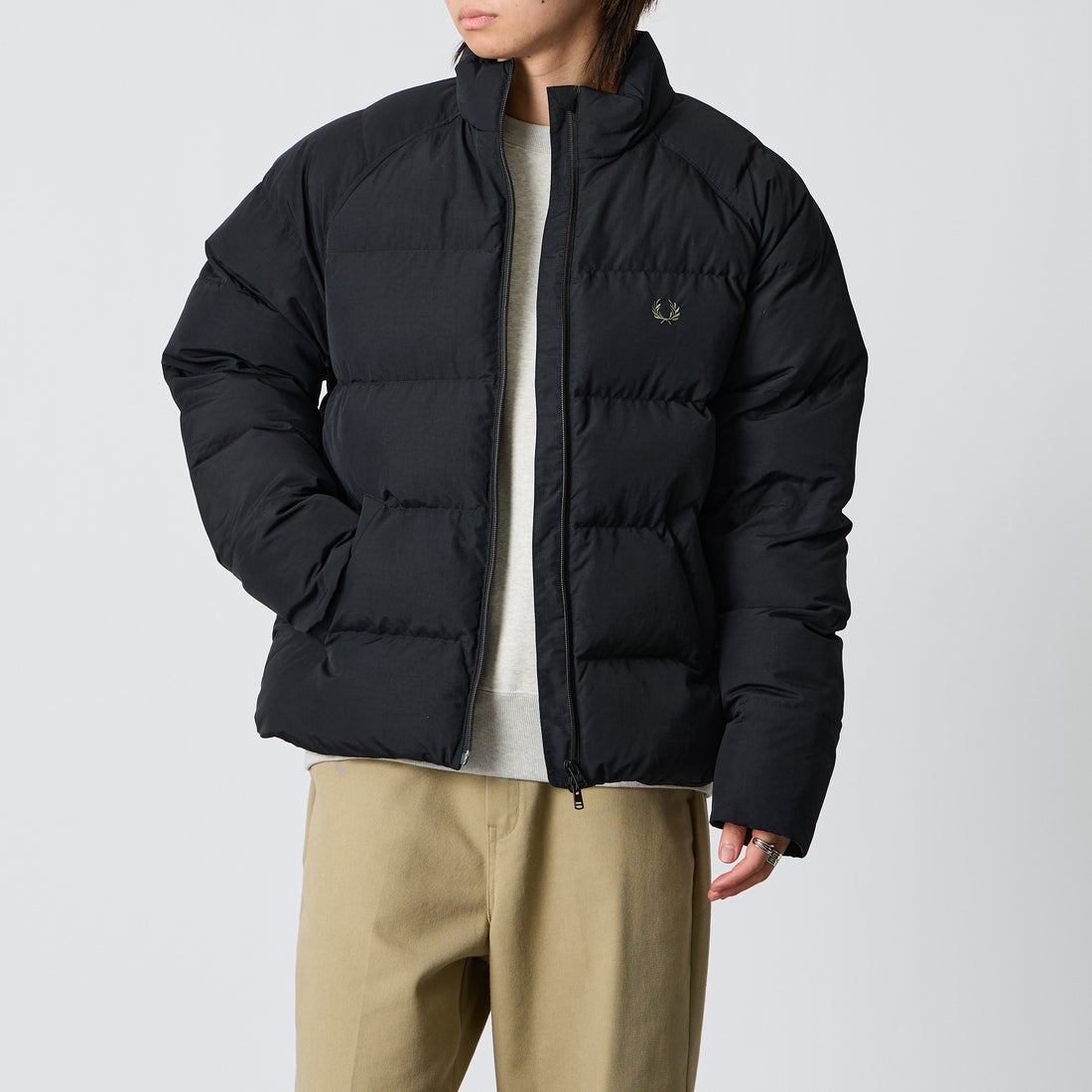 FRED PERRY [フレッドペリー] ラグランスリーブパデッドジャケット [J1309] 102 BLACK &&モデル身長：177cm 着用サイズ：L&&