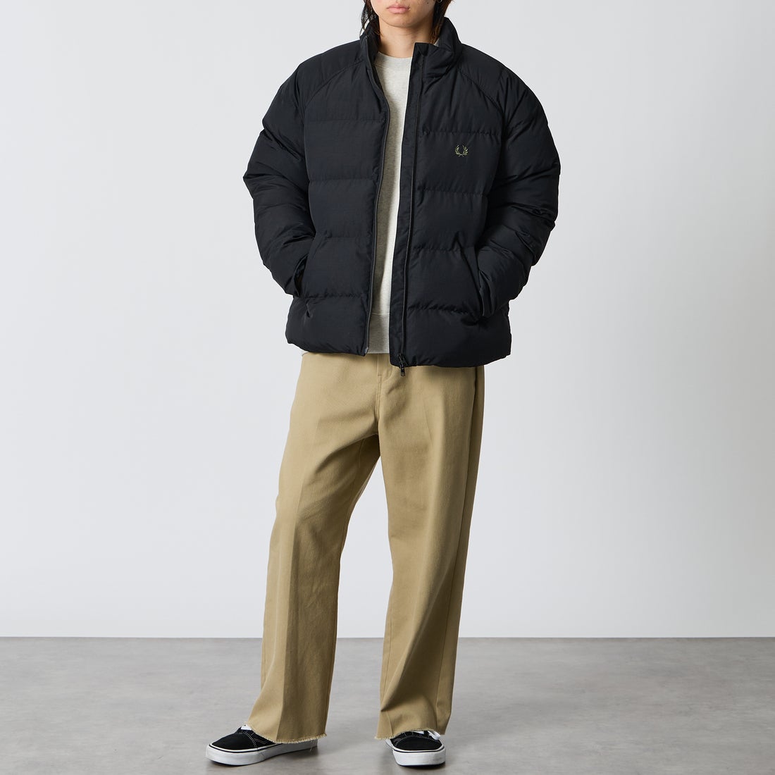 FRED PERRY [フレッドペリー] ラグランスリーブパデッドジャケット [J1309] 102 BLACK &&モデル身長：177cm 着用サイズ：L&&