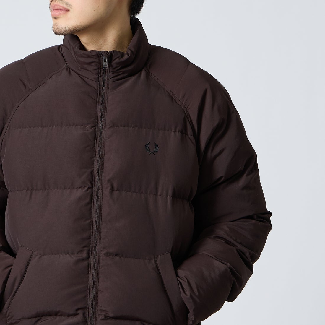 FRED PERRY [フレッドペリー] ラグランスリーブパデッドジャケット [J1309] 33C RICH B &&モデル身長：168cm 着用サイズ：M&&