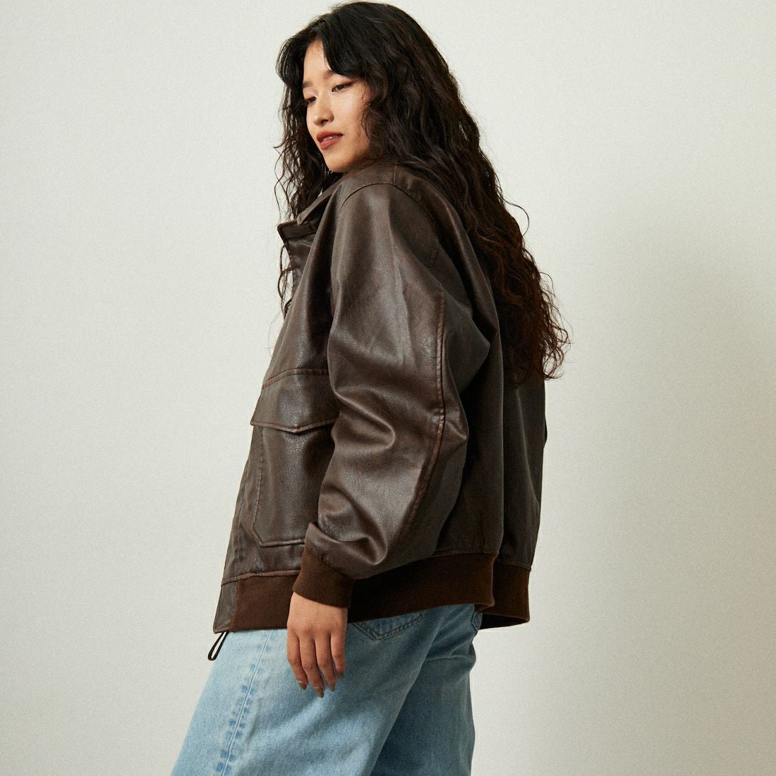 ARMY TWILL SANFORIZED [アーミーツイル サンフォライズド] 別注 ヴィーガンレザー A-2フライトジャケット [AM-2554502-INT-JF] BROWN &&モデル身長：162cm 着用サイズ：S&&