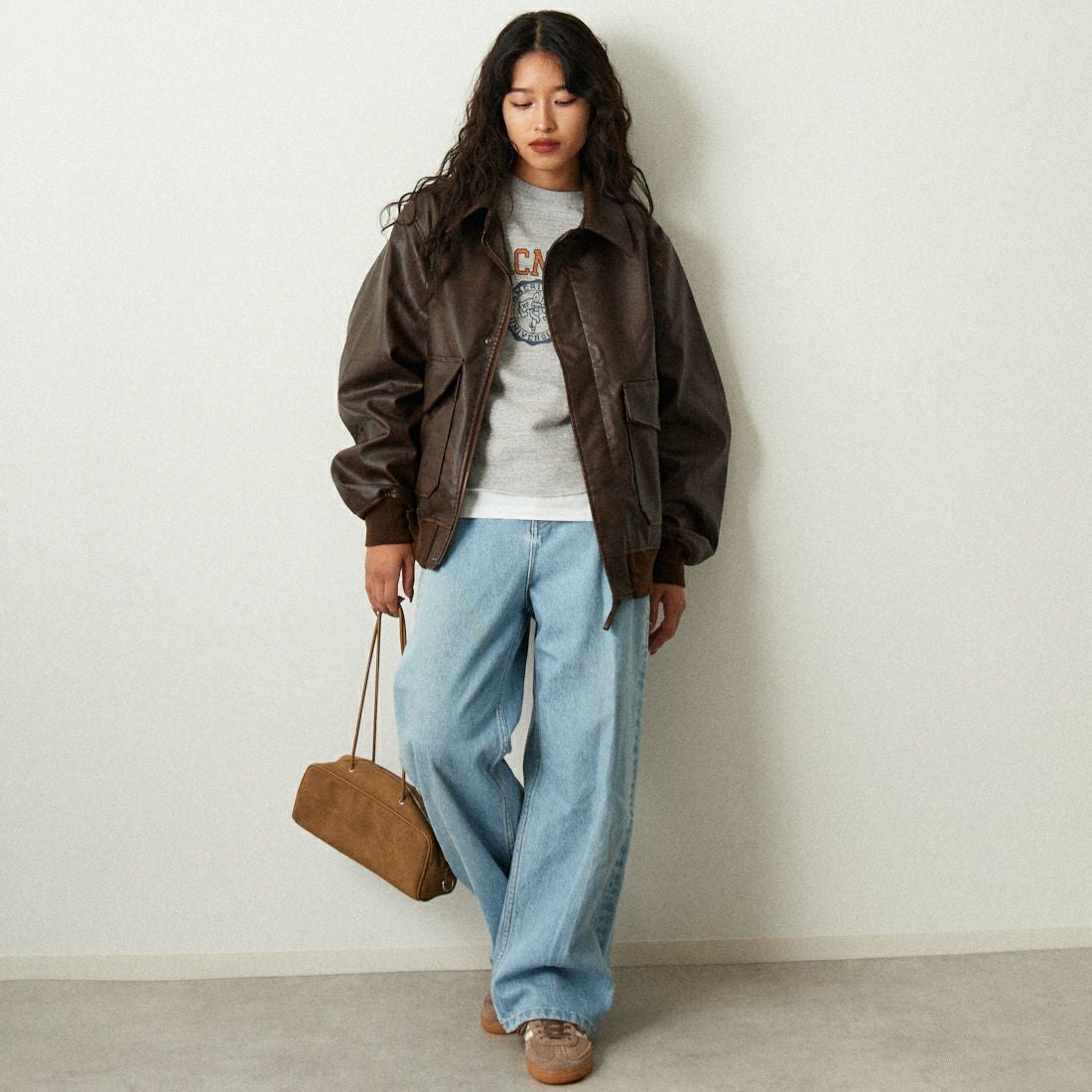 ARMY TWILL SANFORIZED [アーミーツイル サンフォライズド] 別注 ヴィーガンレザー A-2フライトジャケット [AM-2554502-INT-JF] BROWN &&モデル身長：162cm 着用サイズ：S&&